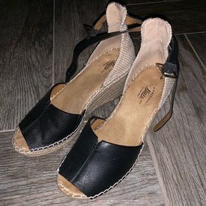 Bass wedge sandal